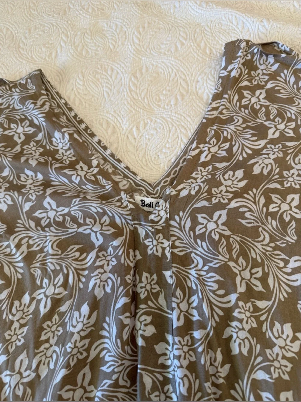 Caftan style BLOUSE, tan & white. NWT